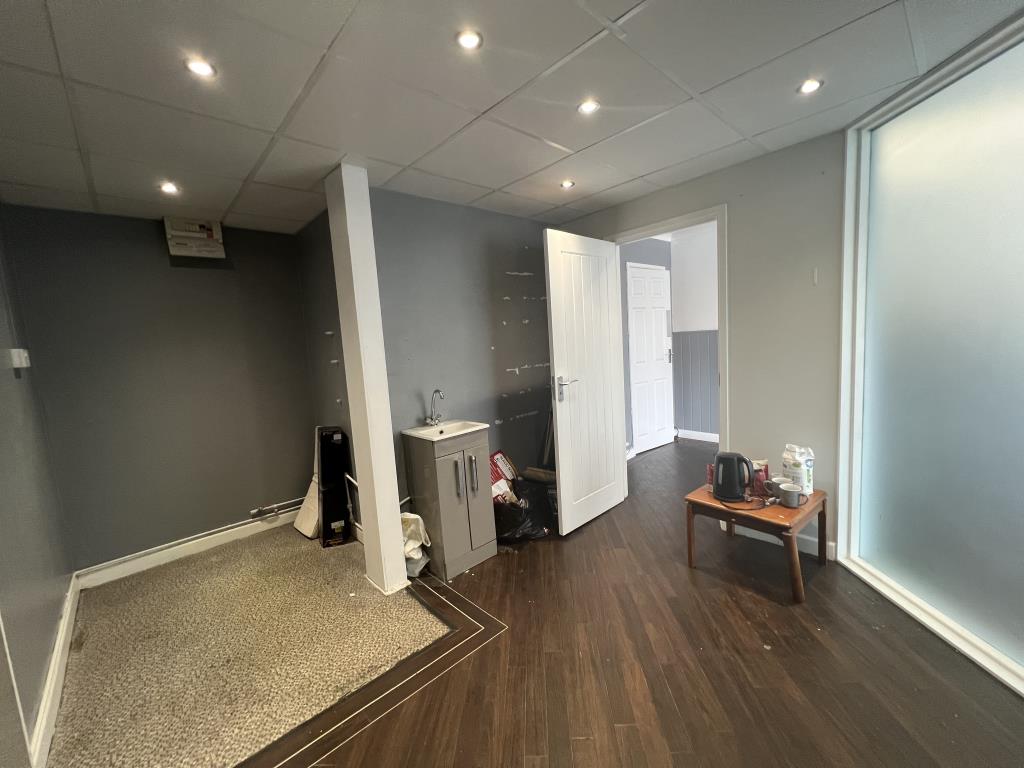 Lot: 106 - VACANT COMMERCIAL UNIT WITH FREEHOLD INVESTMENT - Internal view of the treatment room